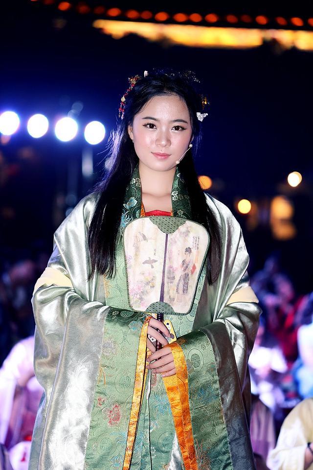 雲南卫视 ：
《七夕 这样过就对了》七夕节，又名乞巧节。是女孩子们向上天乞巧自己心灵手巧、拥有幸福婚姻的节日。
昨晚的昆明翠湖公园，因娇美之荷花充满生机。云南汉服协会的汉家女孩子们的到来，更显得翠湖灵秀。汉家女儿身着汉服，略加施粉，编盘起三千青丝，便犹如天女降临，仙女下凡。曲裾端庄，齐胸襦裙活泼，对襟襦裙沉稳。于古色古香的建筑前，首先映入大家眼帘的是高低错落的舞台被片片深情的池水包围，恰似片片荷叶漂浮