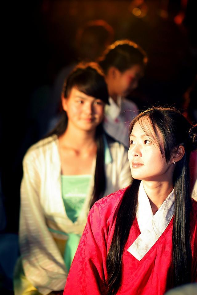雲南卫视 ：
《七夕 这样过就对了》七夕节，又名乞巧节。是女孩子们向上天乞巧自己心灵手巧、拥有幸福婚姻的节日。
昨晚的昆明翠湖公园，因娇美之荷花充满生机。云南汉服协会的汉家女孩子们的到来，更显得翠湖灵秀。汉家女儿身着汉服，略加施粉，编盘起三千青丝，便犹如天女降临，仙女下凡。曲裾端庄，齐胸襦裙活泼，对襟襦裙沉稳。于古色古香的建筑前，首先映入大家眼帘的是高低错落的舞台被片片深情的池水包围，恰似片片荷叶漂浮