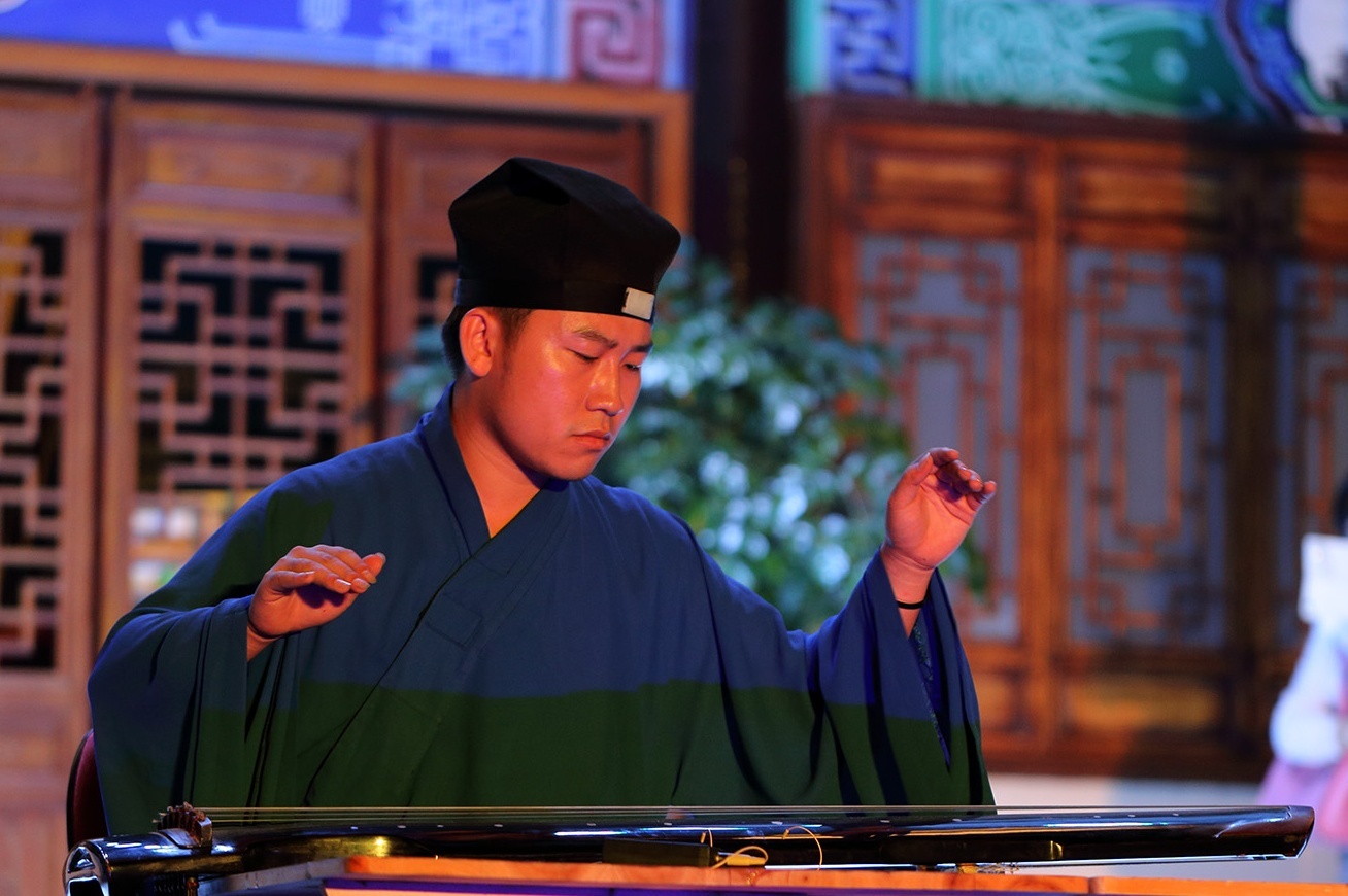 雲南卫视 ：
《七夕 这样过就对了》七夕节，又名乞巧节。是女孩子们向上天乞巧自己心灵手巧、拥有幸福婚姻的节日。
昨晚的昆明翠湖公园，因娇美之荷花充满生机。云南汉服协会的汉家女孩子们的到来，更显得翠湖灵秀。汉家女儿身着汉服，略加施粉，编盘起三千青丝，便犹如天女降临，仙女下凡。曲裾端庄，齐胸襦裙活泼，对襟襦裙沉稳。于古色古香的建筑前，首先映入大家眼帘的是高低错落的舞台被片片深情的池水包围，恰似片片荷叶漂浮