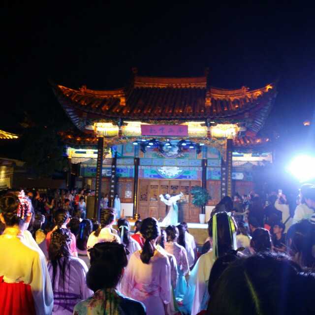 雲南卫视 ：
《七夕 这样过就对了》七夕节，又名乞巧节。是女孩子们向上天乞巧自己心灵手巧、拥有幸福婚姻的节日。
昨晚的昆明翠湖公园，因娇美之荷花充满生机。云南汉服协会的汉家女孩子们的到来，更显得翠湖灵秀。汉家女儿身着汉服，略加施粉，编盘起三千青丝，便犹如天女降临，仙女下凡。曲裾端庄，齐胸襦裙活泼，对襟襦裙沉稳。于古色古香的建筑前，首先映入大家眼帘的是高低错落的舞台被片片深情的池水包围，恰似片片荷叶漂浮