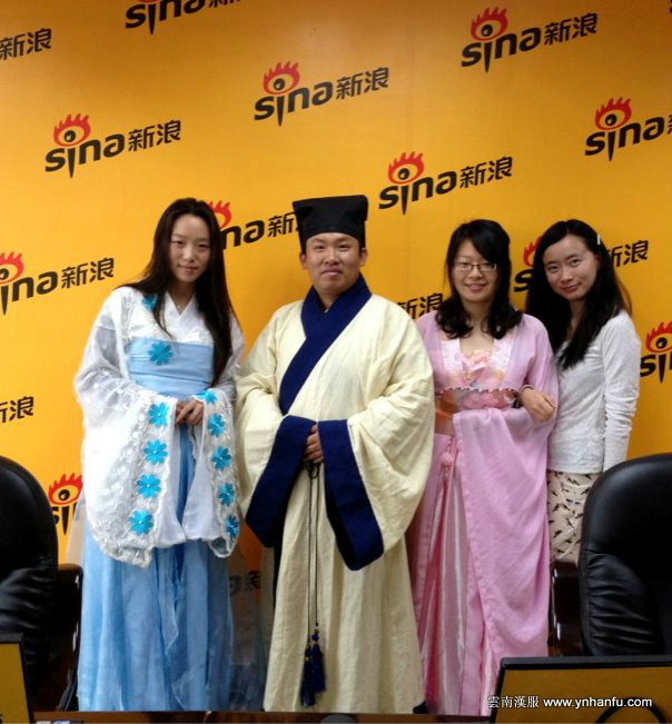 我們去新浪做微訪談 
新浪工作人員也自己找來漢服和我們一起穿上～雖然他們的漢服不是很標準但是也非常好