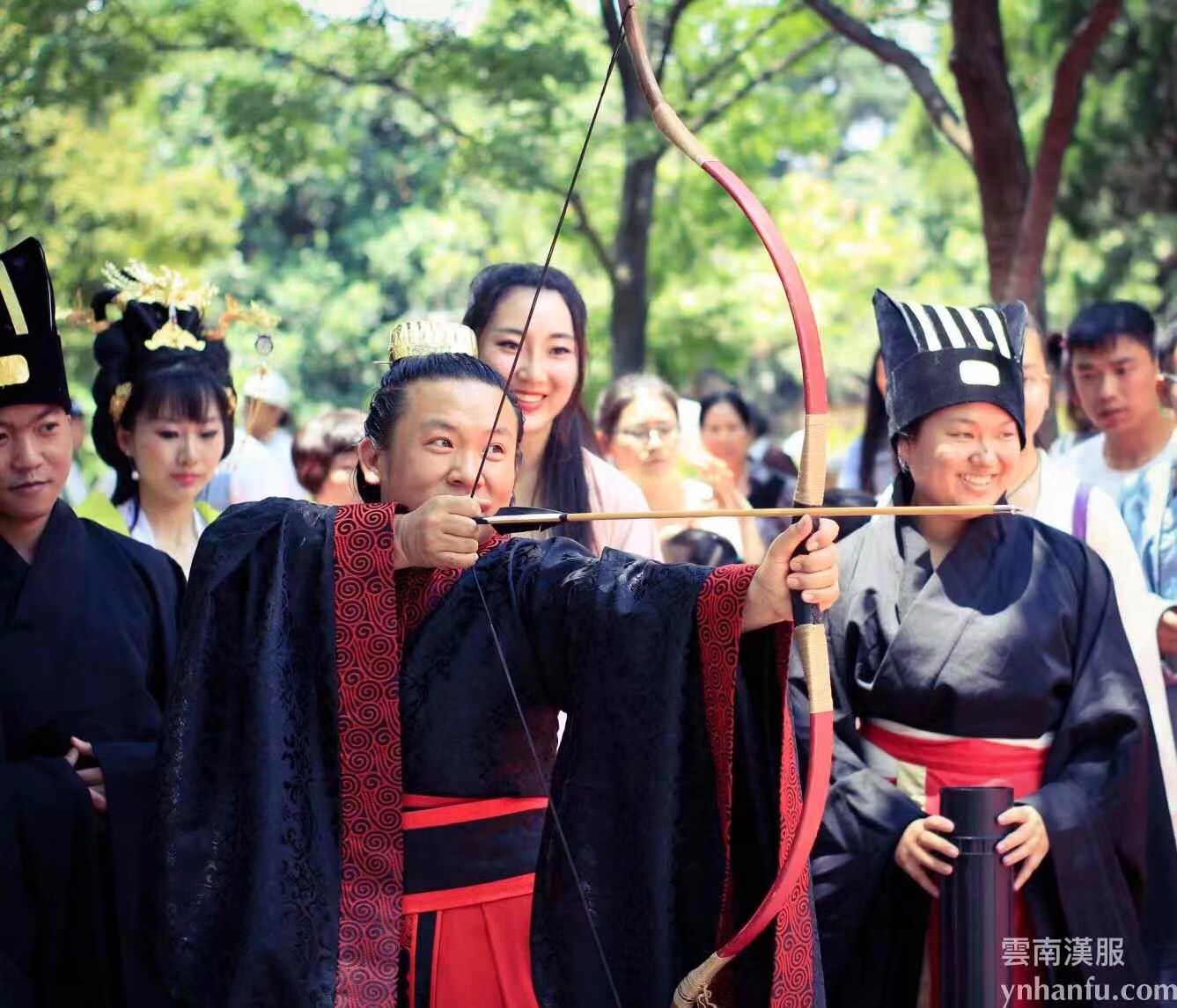 雲南漢服 端午漢服活動 5月31日 上午在曇花寺公園舉行 內容 祭祀屈原 端午民俗活動 包種子 文藝演出
