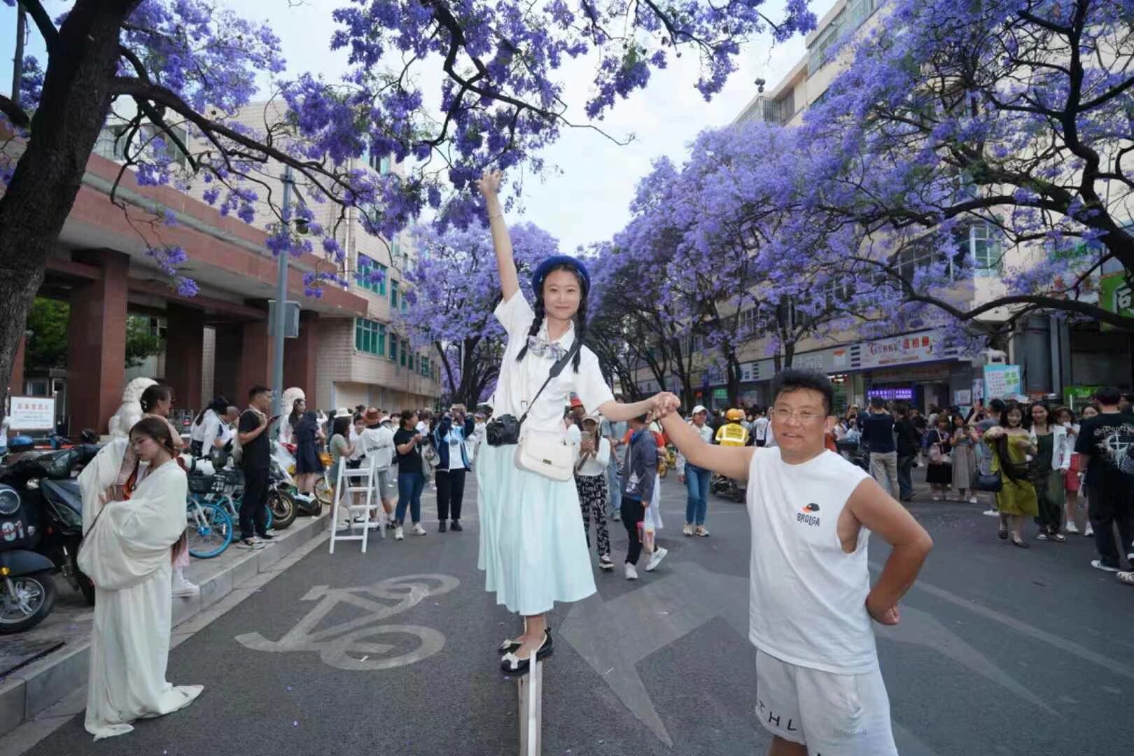 汉服蓝花楹 敞篷大巴 一日游 5月10日 全天 今年花期推迟 10号花期最好 游览昆明所有蓝花楹景点 参观米轨火车 要参加的宝宝扫码入群