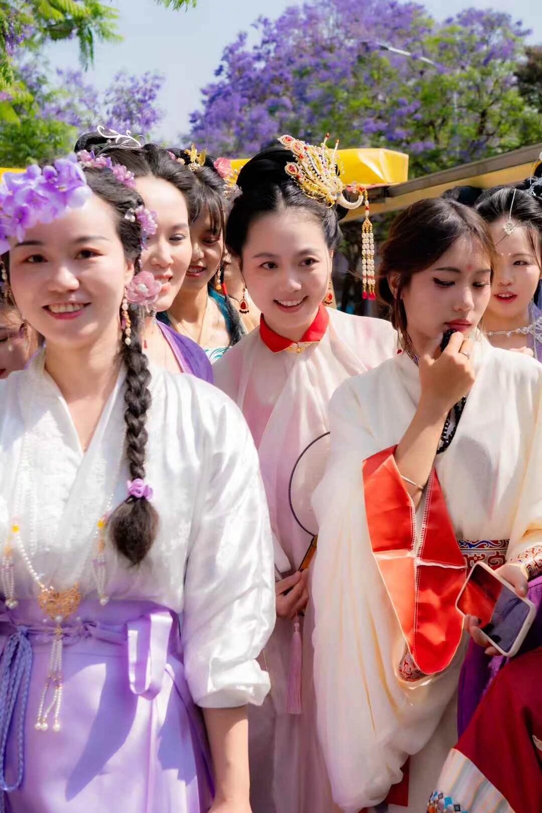 汉服蓝花楹 敞篷大巴 一日游 5月10日 全天 今年花期推迟 10号花期最好 游览昆明所有蓝花楹景点 参观米轨火车 要参加的宝宝扫码入群
