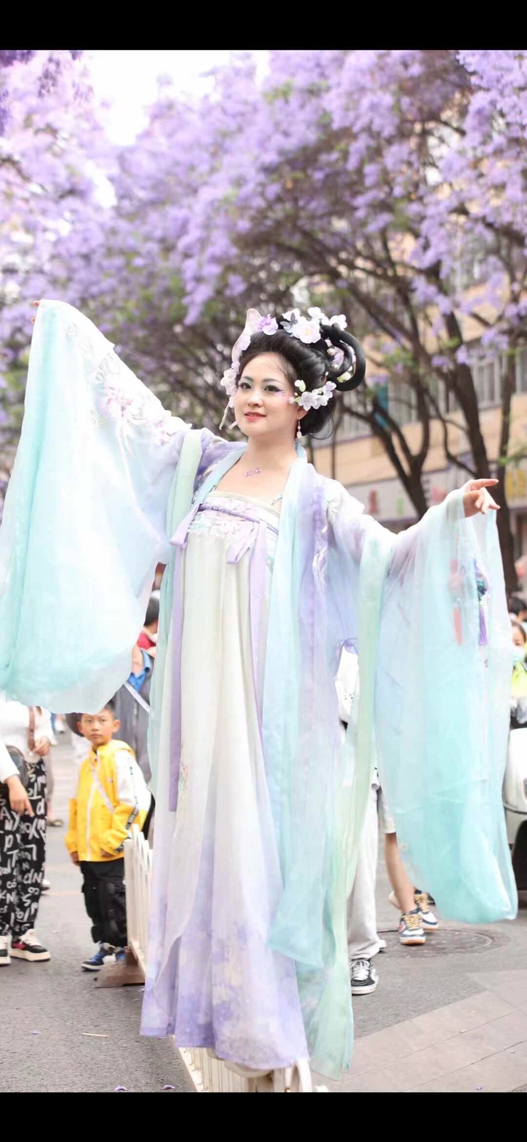 汉服蓝花楹 敞篷大巴 一日游 5月10日 全天 今年花期推迟 10号花期最好 游览昆明所有蓝花楹景点 参观米轨火车 要参加的宝宝扫码入群
