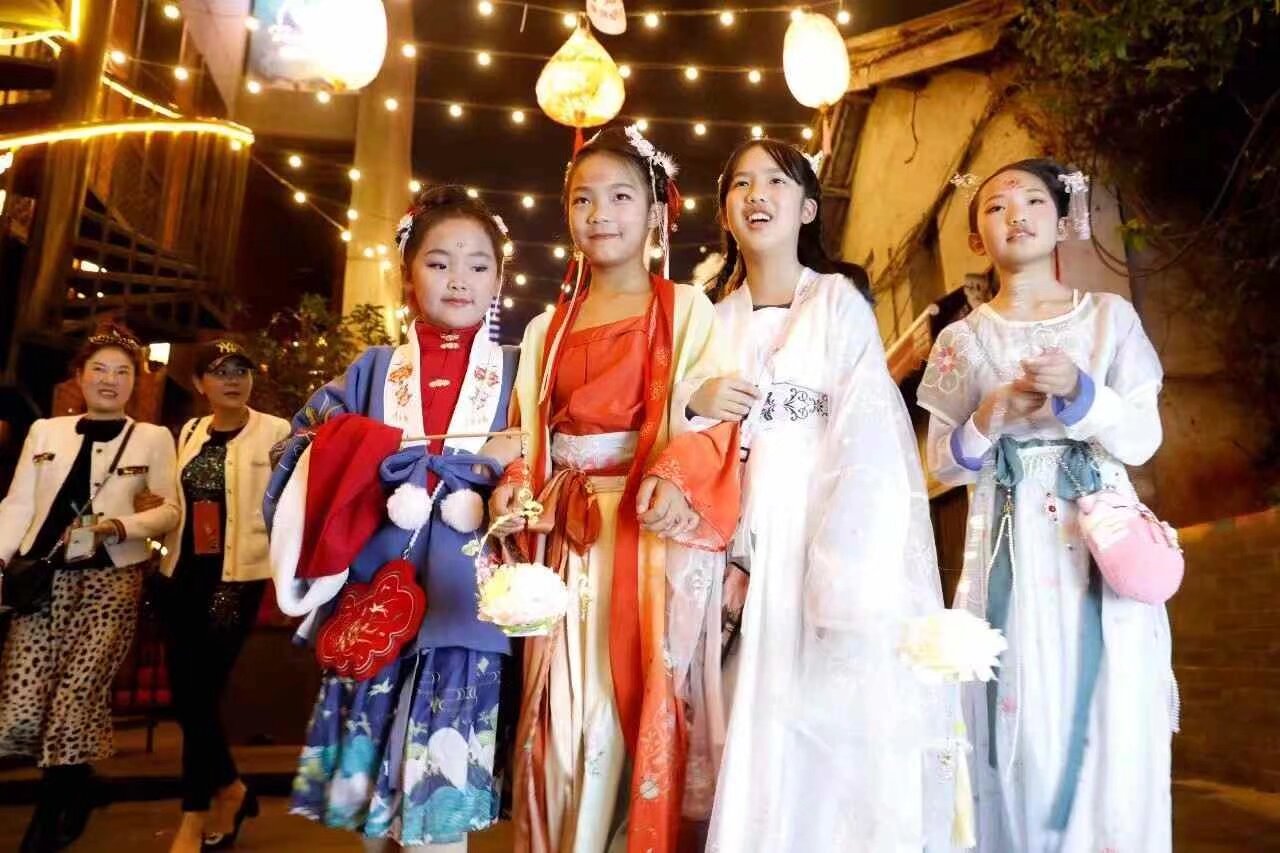 元宵节 汉服巡游 高薪 日结 最后两个名额 快 扫码入群 要求 大漂亮