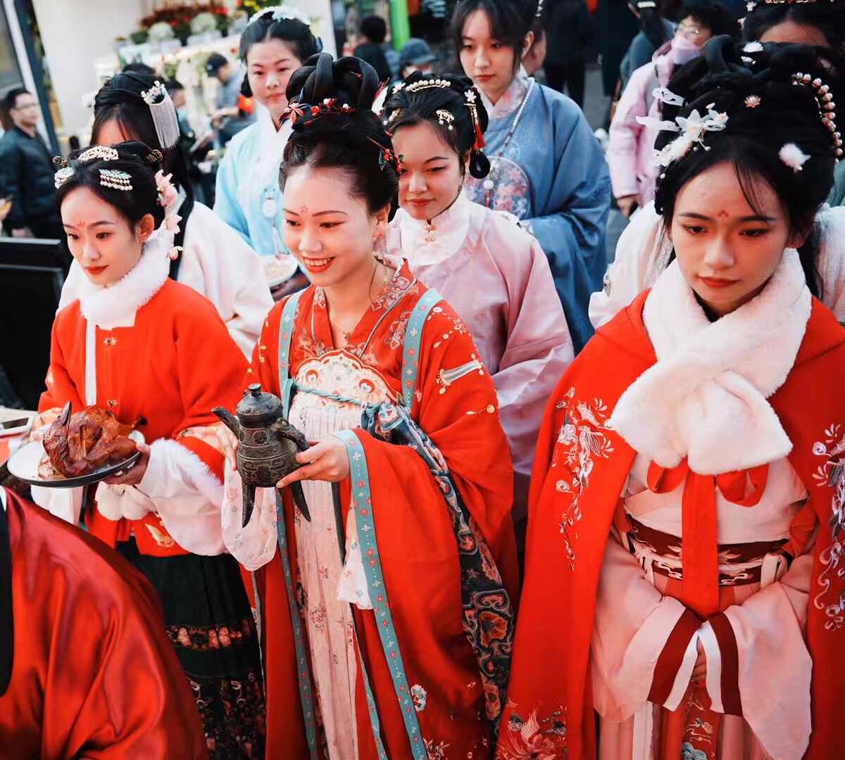 春节汉服集市  沃尔玛唯一入口 一月10号开始 要来的快 扫码 经营内容不限  适合年货 手工艺品 艺术家有仓库 自己带座椅
