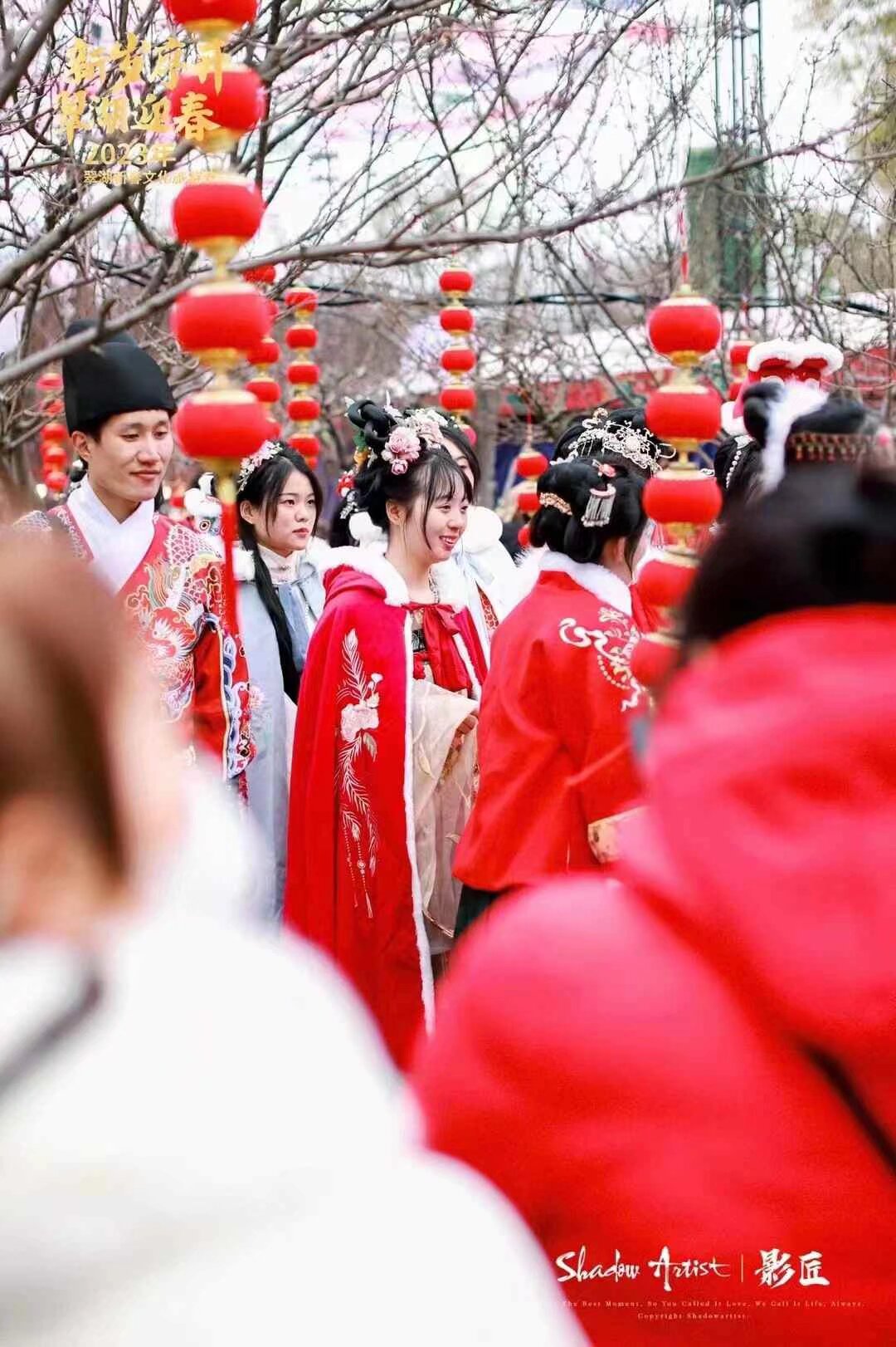 春节汉服集市  沃尔玛唯一入口 一月10号开始 要来的快 扫码 经营内容不限  适合年货 手工艺品 艺术家有仓库 自己带座椅