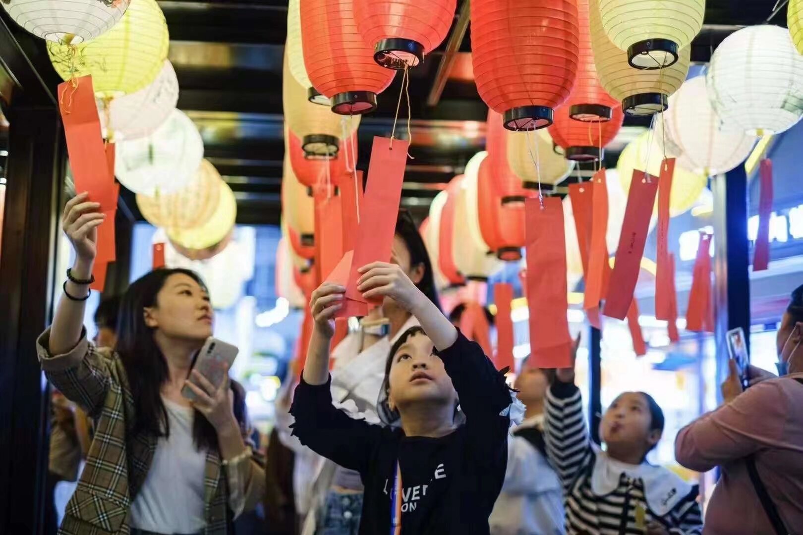 雲南漢服 中秋漢服文化活動 九月十七號晚七點 市中心 南強街 內容 遊園 蹴鞠 燈謎 漢服巡遊 中秋祭月 要參加的寶寶 掃碼入群