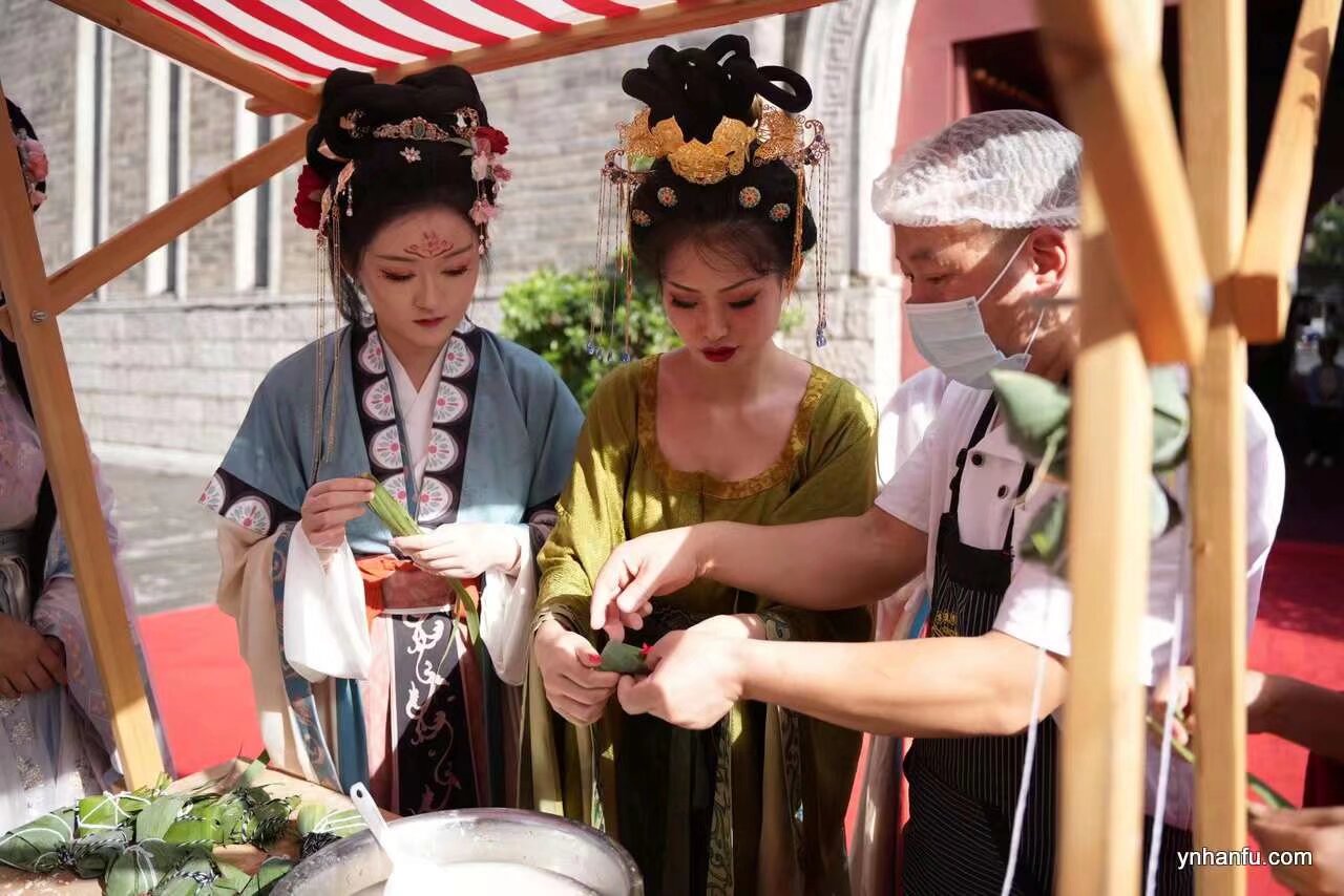 雲南漢服2014 端午文化節 六月十號 下午 14:00 呈貢 沐春公園 內容 祭祀屈原 遊船 漢服巡遊 包粽子 喜歡的寶寶掃碼入群報名 活動 全公益 全免費 

下午16:00 市中心 南強街 漢服巡遊 集體包粽子 五做彩繩 香囊
