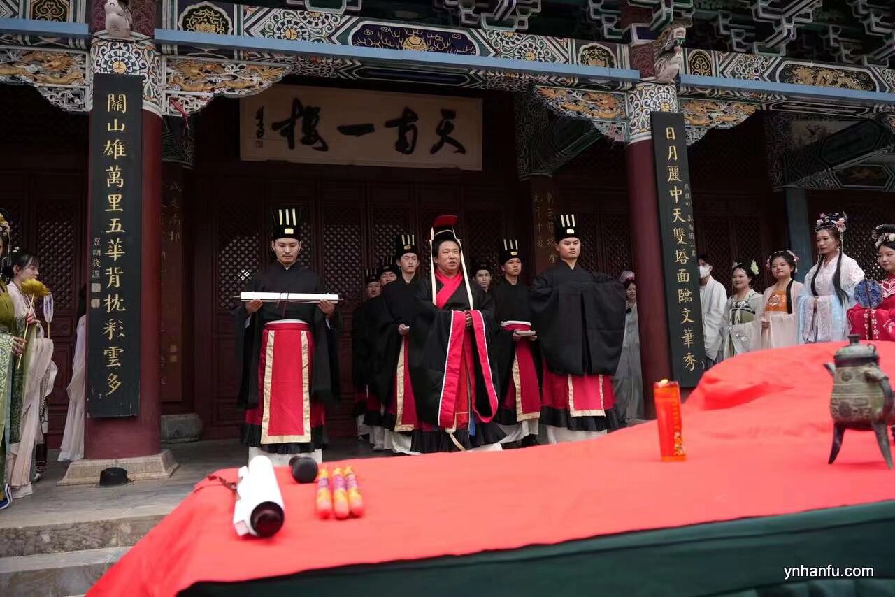 雲南漢服2014 端午文化節 六月十號 下午 14:00 呈貢 沐春公園 內容 祭祀屈原 遊船 漢服巡遊 包粽子 喜歡的寶寶掃碼入群報名 活動 全公益 全免費 

下午16:00 市中心 南強街 漢服巡遊 集體包粽子 五做彩繩 香囊