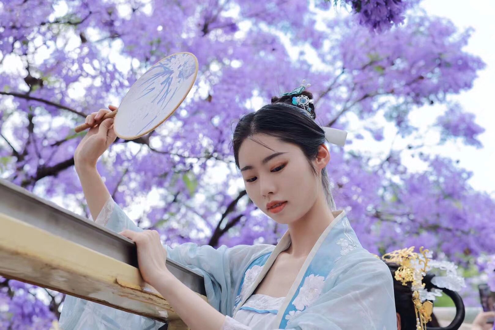 汉服蓝花楹大巴巡游 4月27日 40个名额 快扫码入群报名