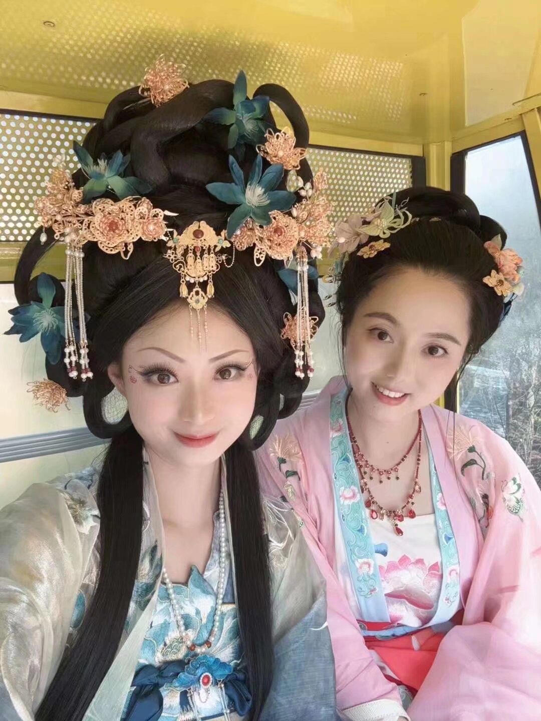 化妆师来 固定岗位 要求 专业 工作认真 又长期化妆经验 装备齐全 大漂亮优先