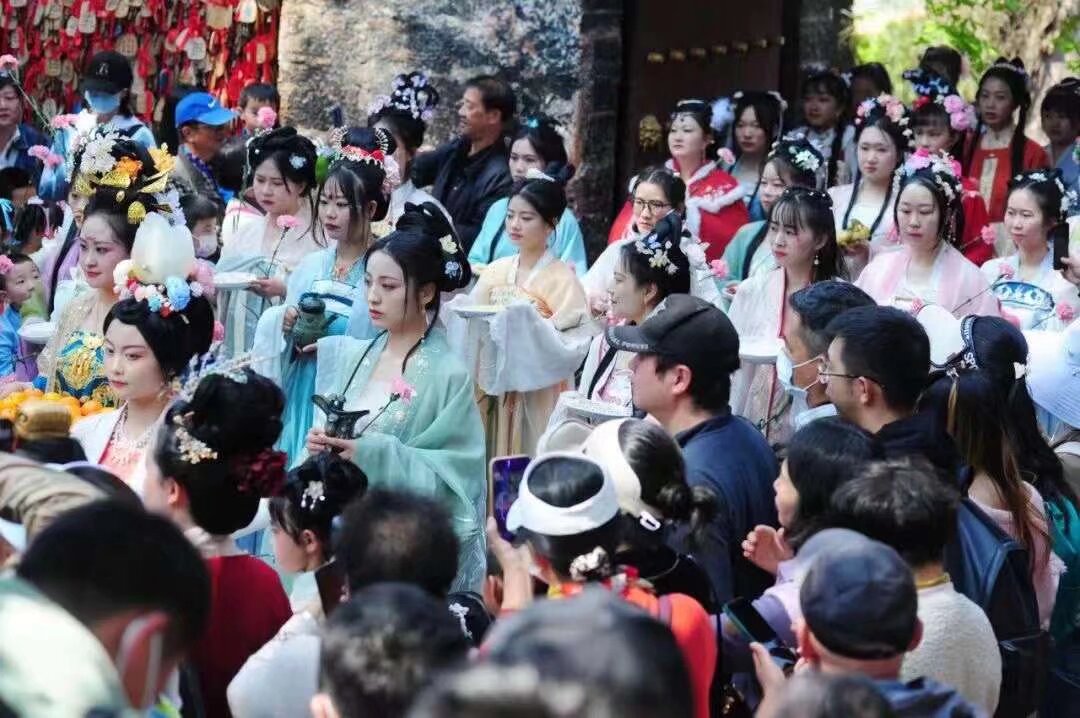 雲南漢服 金殿花朝節 三月十六日 上午 金殿公園 內容 花朝節春祭儀式 漢服集市 漢服巡遊 文藝演出 遊園 民俗活動
