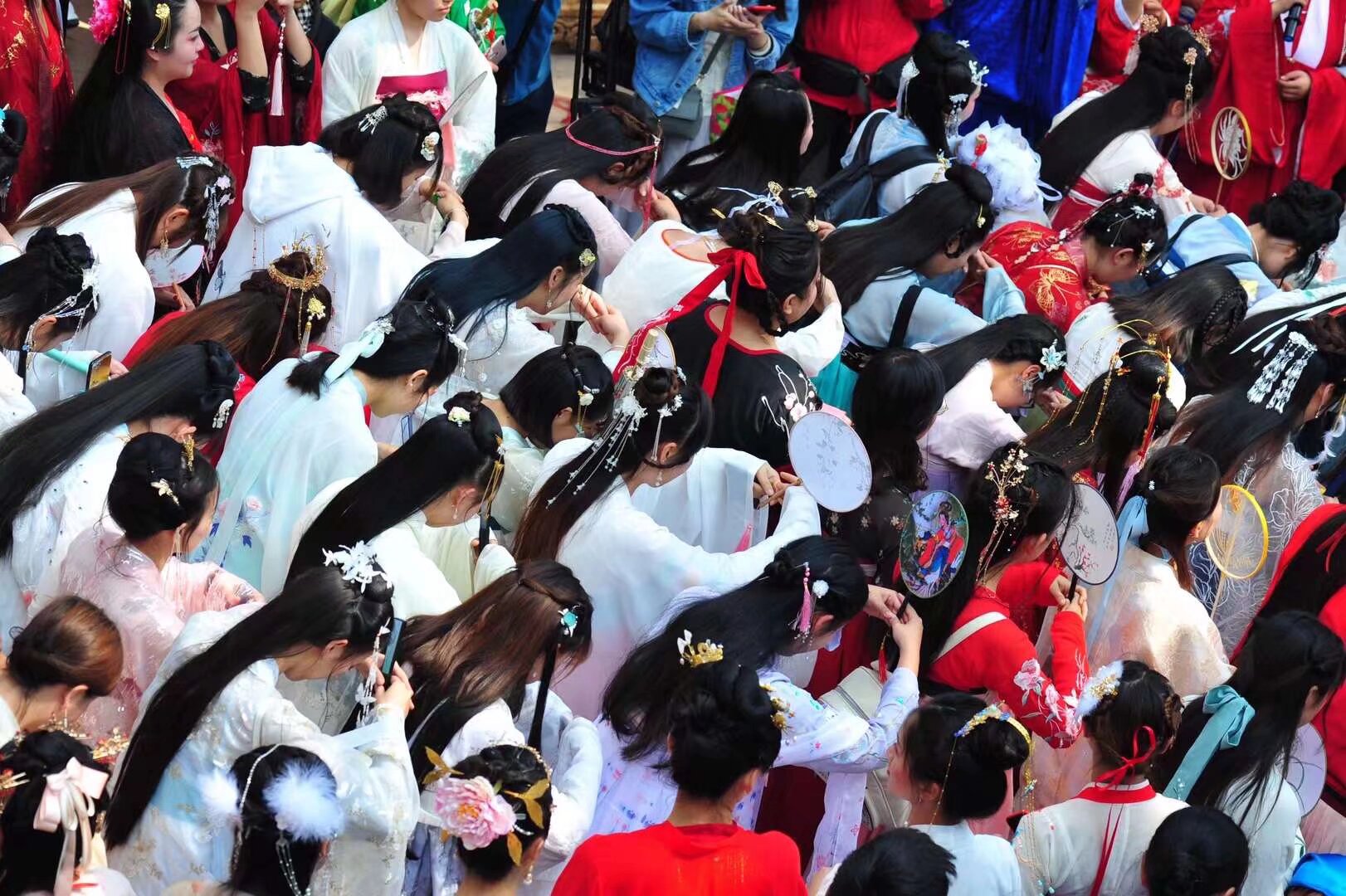 雲南漢服 金殿花朝節 三月十六日 上午 金殿公園 內容 花朝節春祭儀式 漢服集市 漢服巡遊 文藝演出 遊園 民俗活動
