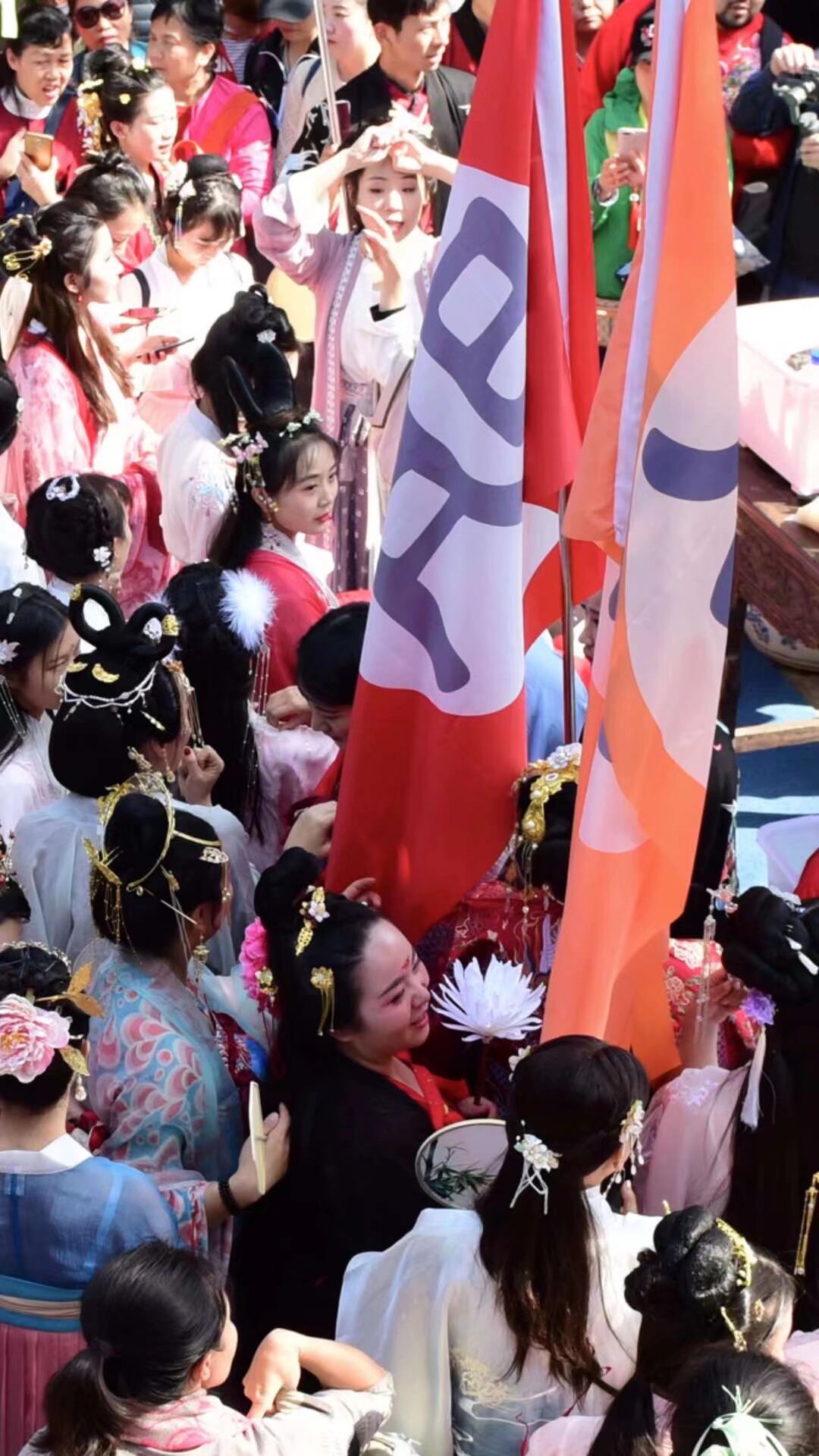 雲南漢服 金殿花朝節 三月十六日 上午 金殿公園 內容 花朝節春祭儀式 漢服集市 漢服巡遊 文藝演出 遊園 民俗活動