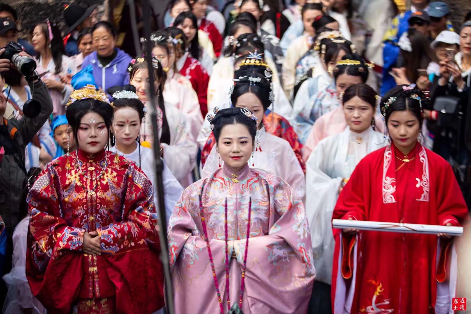 雲南漢服 花朝節 三月十六日 金殿公園 扫码入群 报名 内容 汉服集市 春祭仪式 文艺演出 汉服摄影 游园 公园免票 活动全公益免费 要在集市摆摊的宝宝 快报名 免摊位费