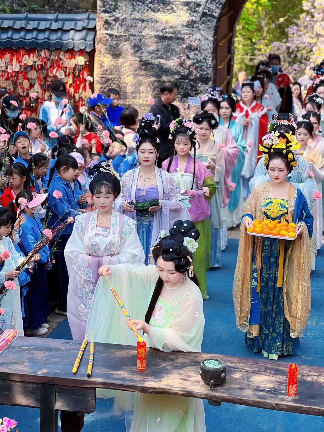 雲南漢服 花朝節 三月十六日 金殿公園 扫码入群 报名 内容 汉服集市 春祭仪式 文艺演出 汉服摄影 游园 公园免票 活动全公益免费 要在集市摆摊的宝宝 快报名 免摊位费