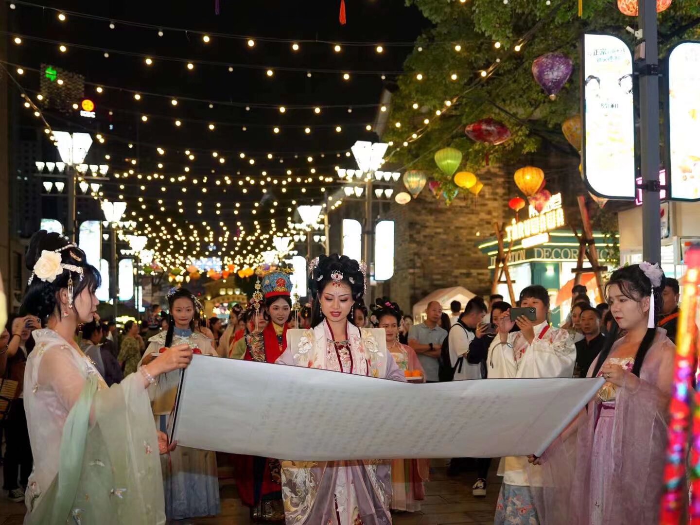 雲南漢服 七夕 照片二 此次活动得到国货之光 华为大力支持 以下是华为新款手机P60 pro 相机拍摄
