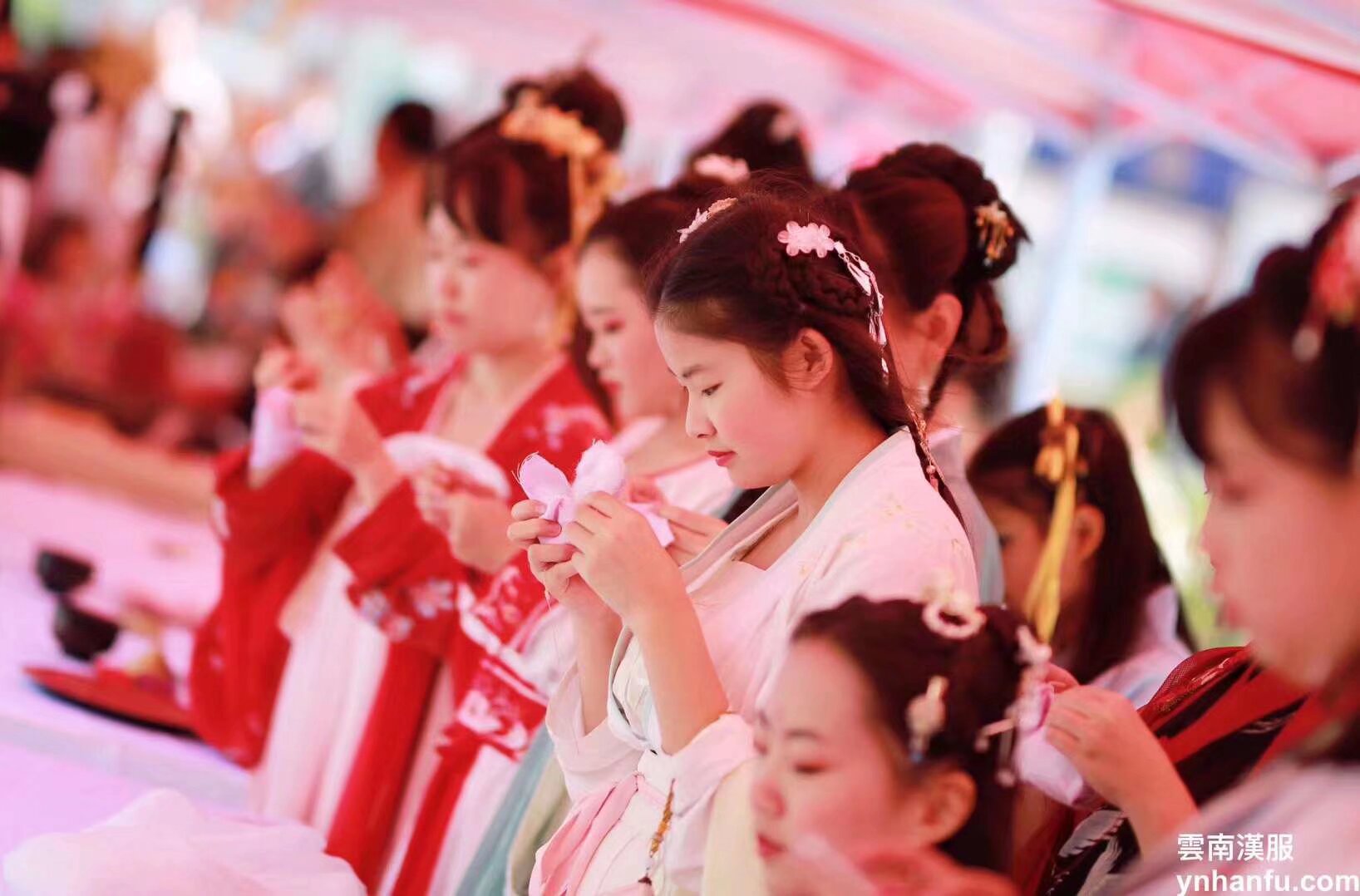 雲南漢服七夕文化節 8月22晚19点 昆明南強街 內容 七夕七巧儀式 祭織女 鬥巧會比賽 文藝演出 漢服巡遊 拉紅線 报名 扫码入群