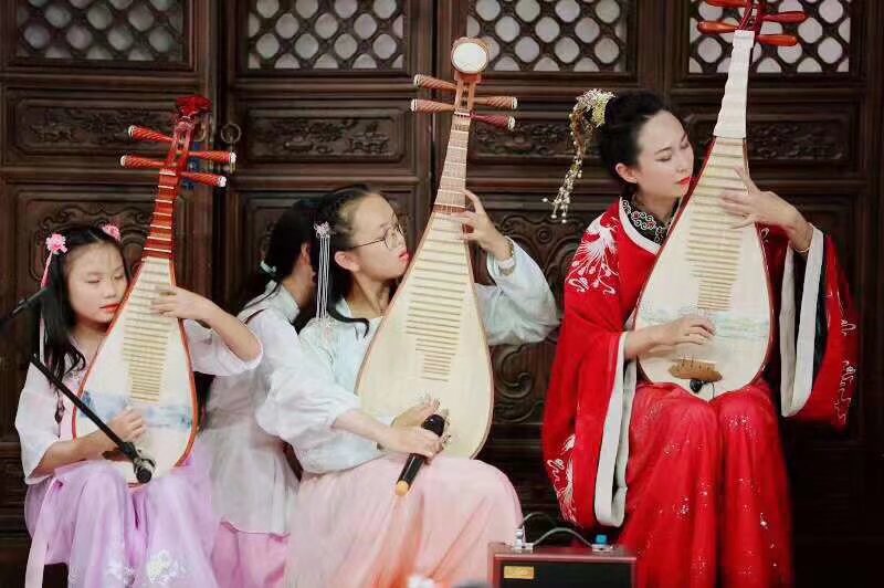 雲南漢服七夕文化節 8月22晚19点 昆明南強街 內容 七夕七巧儀式 祭織女 鬥巧會比賽 文藝演出 漢服巡遊 拉紅線 报名 扫码入群