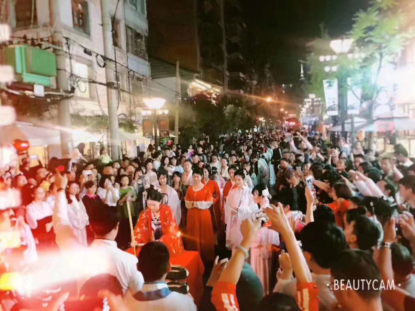 雲南漢服七夕文化節 8月22晚19点 昆明南強街 內容 七夕七巧儀式 祭織女 鬥巧會比賽 文藝演出 漢服巡遊 拉紅線 报名 扫码入群