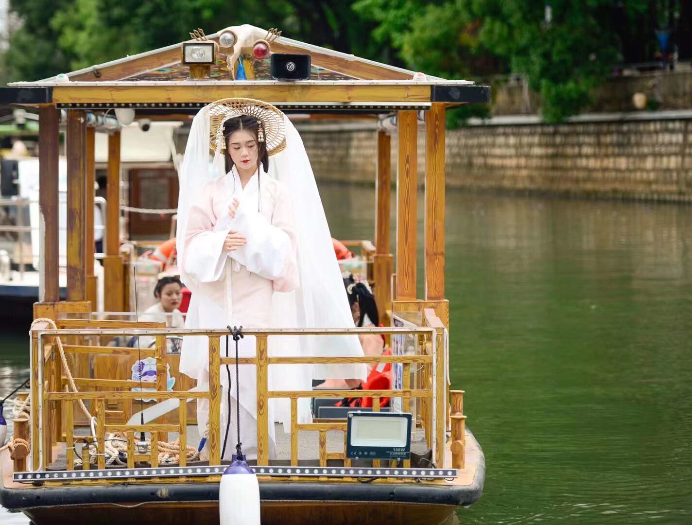 雲南漢服 端午节活動 6月22號 早上 桃源码头[em]e401108[/em]汉服游船 祭祀屈原 游园 中午近日楼 汉服巡演 下午四点 南强街 端午民俗活动 晚上近日楼文艺演出 灯光秀 要参加的宝宝扫码入群 可以报名全天活动和单项内容 参加活动全免费