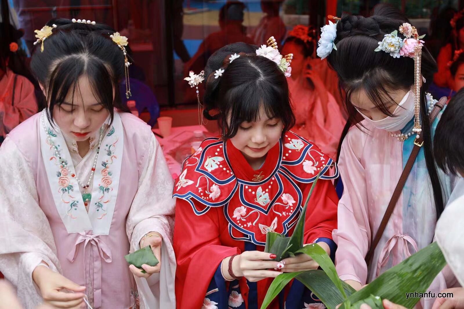 雲南漢服 端午节活動 6月22號 早上 桃源码头[em]e401108[/em]汉服游船 祭祀屈原 游园 中午近日楼 汉服巡演 下午四点 南强街 端午民俗活动 晚上近日楼文艺演出 灯光秀 要参加的宝宝扫码入群 可以报名全天活动和单项内容 参加活动全免费
