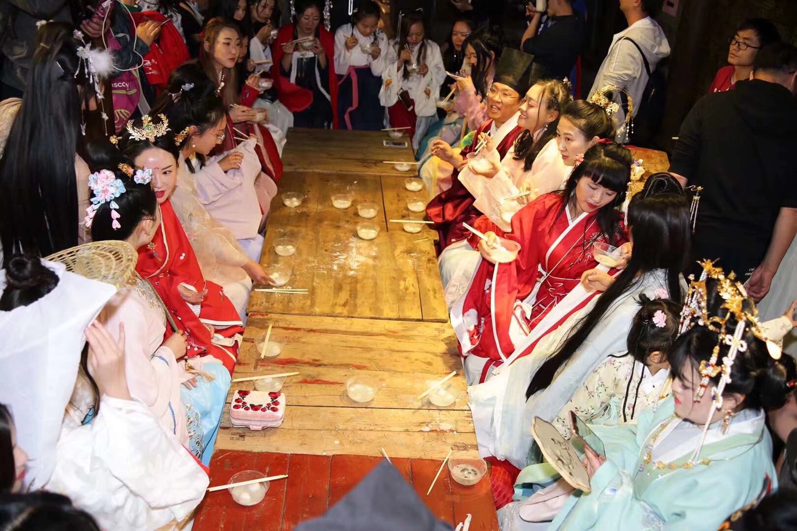 雲南漢服元宵節活動 正月十五晚六點半 
1.市中心 南強街 
2.西市區 假日城市
3.北市區 瀑布公園 
掃碼進群 就近參加活動 全部活動免費公益 
內容 漢服燈籠\巡遊 集體湯圓 元宵民俗活動