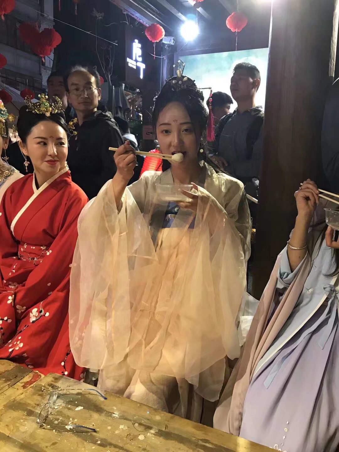 雲南漢服元宵節活動 正月十五晚六點半 
1.市中心 南強街 
2.西市區 假日城市
3.北市區 瀑布公園 
掃碼進群 就近參加活動 全部活動免費公益 
內容 漢服燈籠\巡遊 集體湯圓 元宵民俗活動