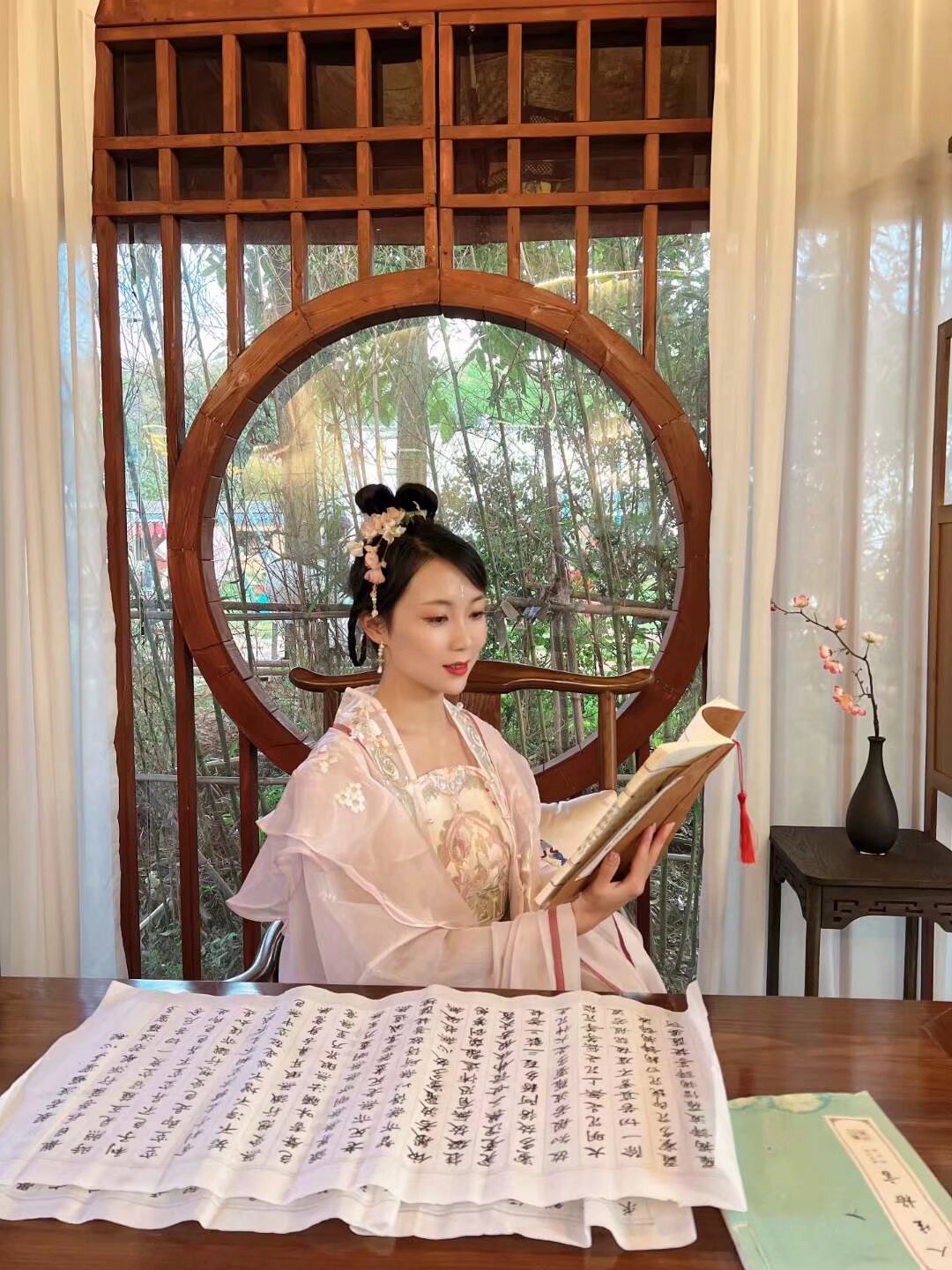 17号 汉服巡游 还有3个名额 有工资 坐大巴[em]e400950[/em] 当场结算 扫码入群