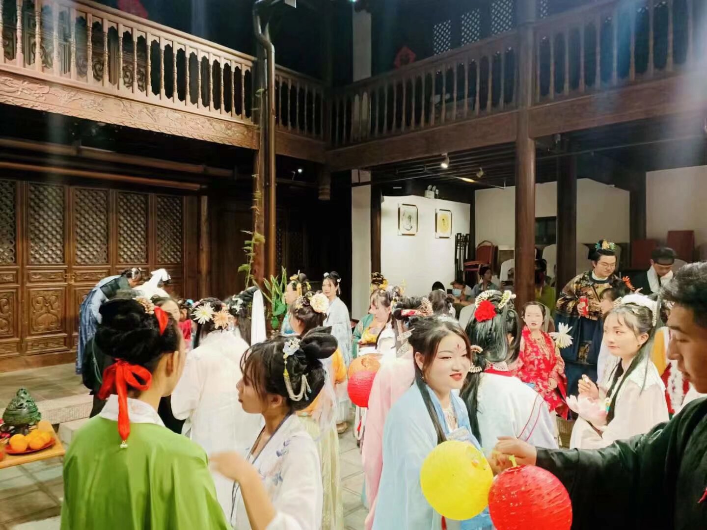 17号 汉服巡游 还有3个名额 有工资 坐大巴[em]e400950[/em] 当场结算 扫码入群