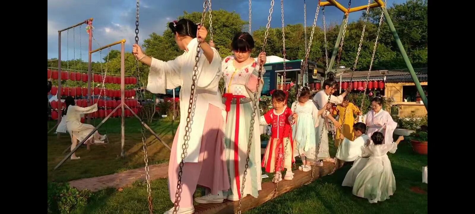 17号 汉服巡游 还有10个名额 有工资 坐大巴[em]e400950[/em] 当场结算 扫码入群
