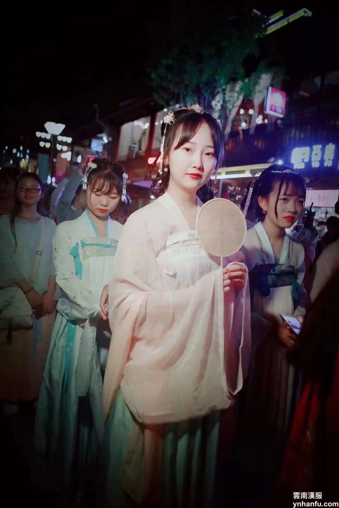 雲南漢服 2022年八月四日 七夕節 地點 南屏街 
漢服巡遊 祭織女星 文藝演出 賽巧會 拉紅線 扫码入群报名 活动为公益活动 全免费