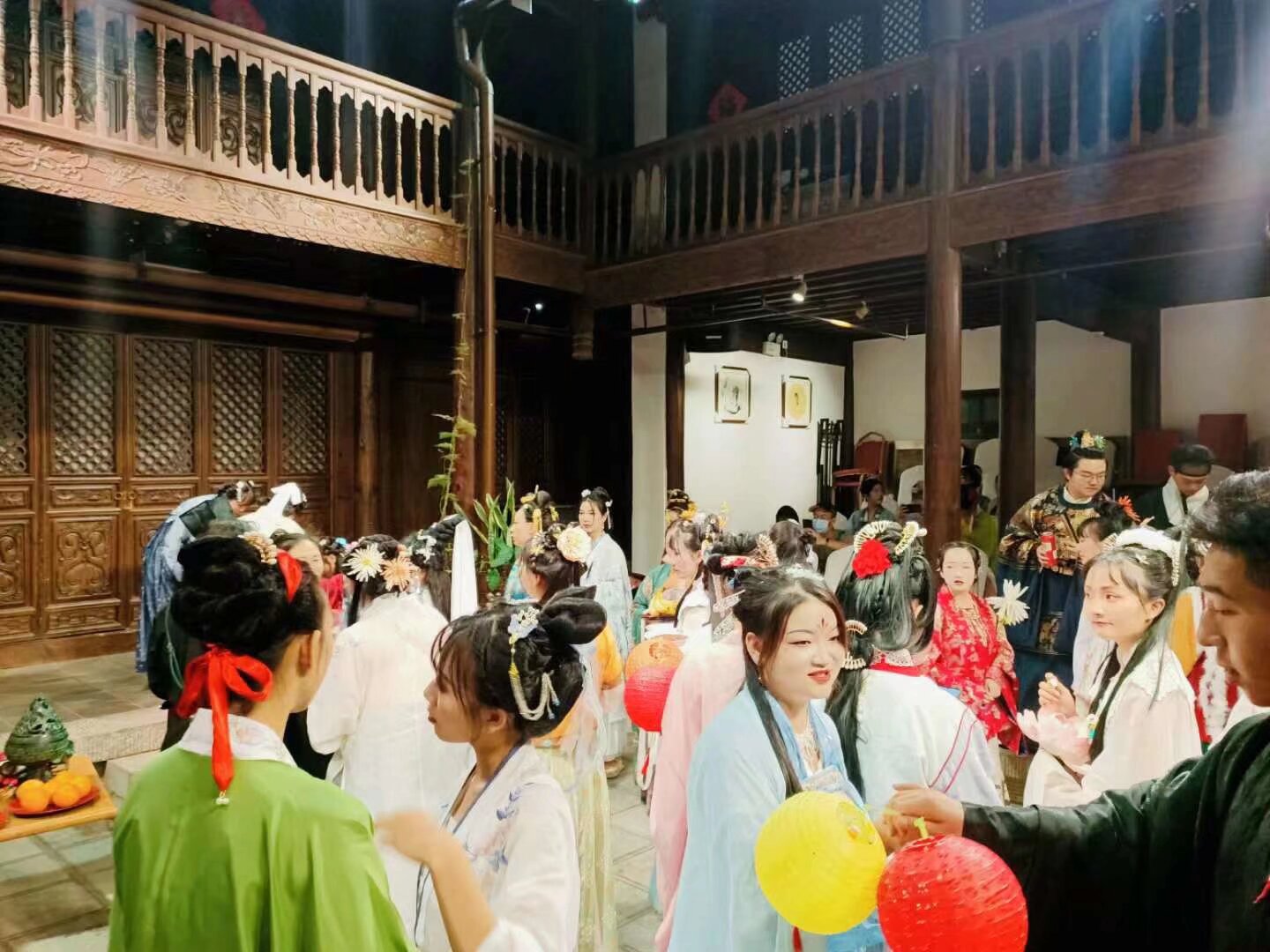 市中心南强街端午汉服集市  人气爆棚 要摆摊的宝宝快来 内部人员通过内部通道报名 汉服 手工艺 饰品 端午用具 杂货 都可以 自己扫码入群
