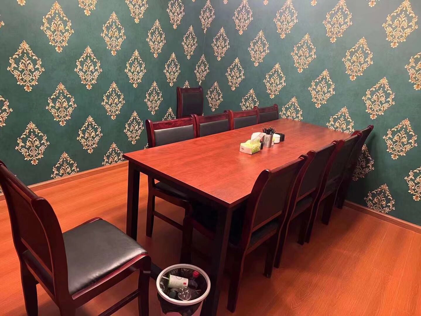 #汉服剧本杀 喜欢玩剧本杀的 穿汉服 可以去城里市中心 南屏街附近的汉服剧本杀免费玩 场地有舞台 有网红打卡点 可以租汉服 同袍偶遇聚会很多男神的好去处 一月 穿汉服全免费 扫码入群 预约时段