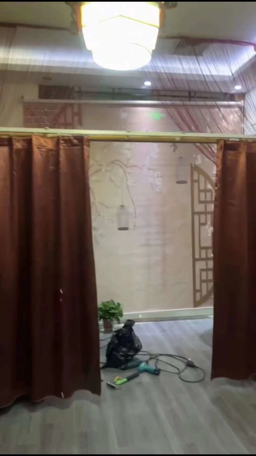 #汉服剧本杀 喜欢玩剧本杀的 穿汉服 可以去城里市中心 南屏街附近的汉服剧本杀免费玩 场地有舞台 有网红打卡点 可以租汉服 同袍偶遇聚会很多男神的好去处 一月 穿汉服全免费 扫码入群 预约时段