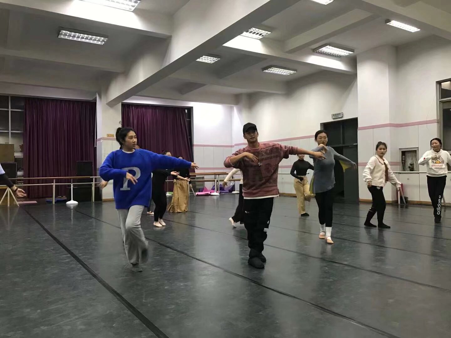 漢服古典舞學習 地点 北门街 云南省歌剧院 国家二级舞蹈演员亲自执教 第一期 24节课 可以学 喜欢古典舞蹈的大宝宝小宝宝 零基础学习 快来 最后三个名额