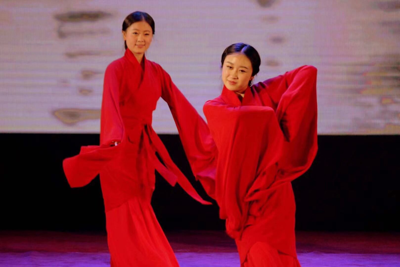 漢服古典舞學習 地点 北门街 云南省歌剧院 国家二级舞蹈演员亲自执教 第一期 24节课 可以学 喜欢古典舞蹈的大宝宝小宝宝 零基础学习 快来 最后三个名额