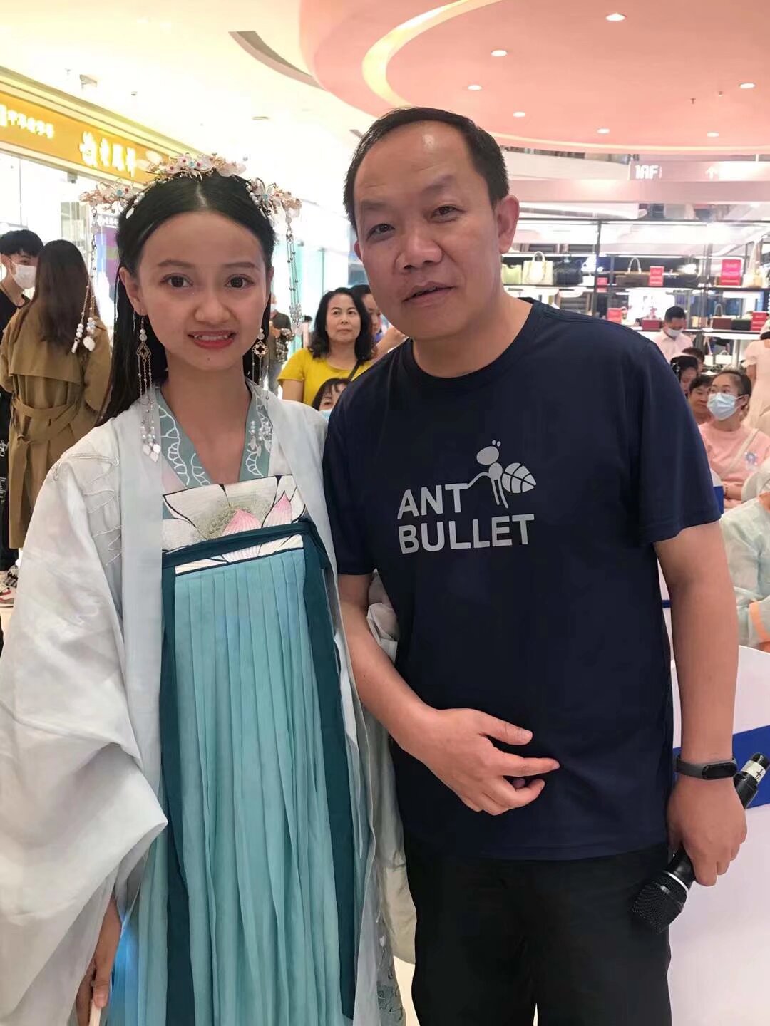 兼职国庆呈贡士林街汉服活动100/天 美女400/每天 当天现结算 1 、2、3 三天 可以只去其中一天 要报名的扫码入群