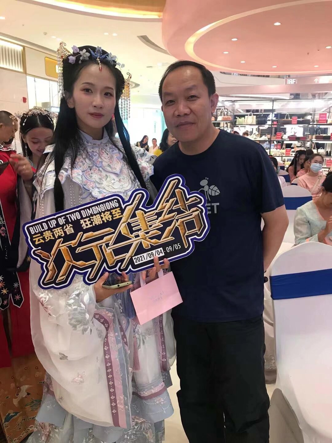 兼职国庆呈贡士林街汉服活动100/天 美女400/每天 当天现结算 1 、2、3 三天 可以只去其中一天 要报名的扫码入群