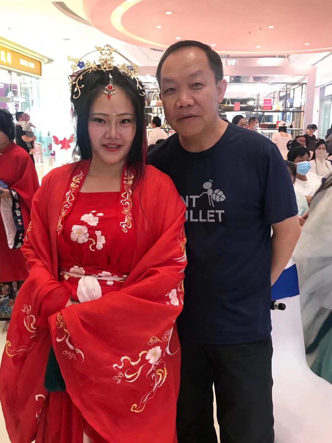 兼职国庆呈贡士林街汉服活动100/天 美女400/每天 当天现结算 1 、2、3 三天 可以只去其中一天 要报名的扫码入群