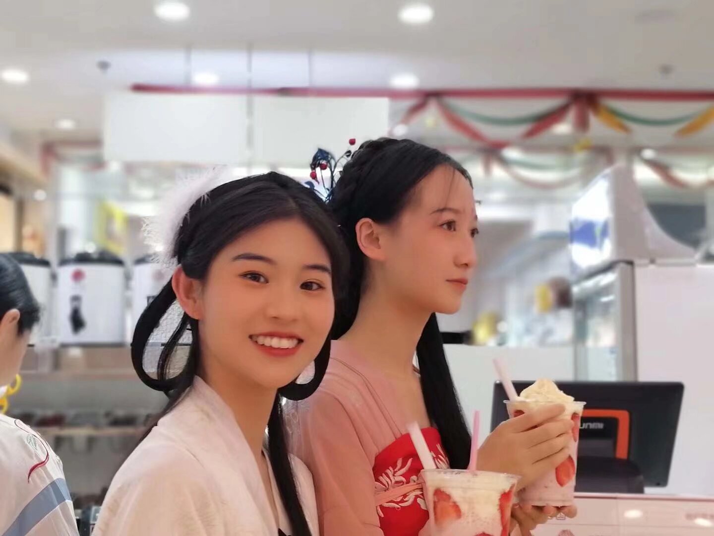 抖音 大学生汉服庆国庆活动 要参加的宝宝扫码入群 要求在校大学生 有汉服 人数10人
热点活动内容：
【热词】#云南大学生欢度国庆的百种方式
【画面内容】拍摄云南大学生穿着汉服为祖国打call的视频（可跳舞、敬礼等）
【发布时间】10月4日
【可提供的支持】发布的同学都可以关联上热点，优质内容可充值dou+