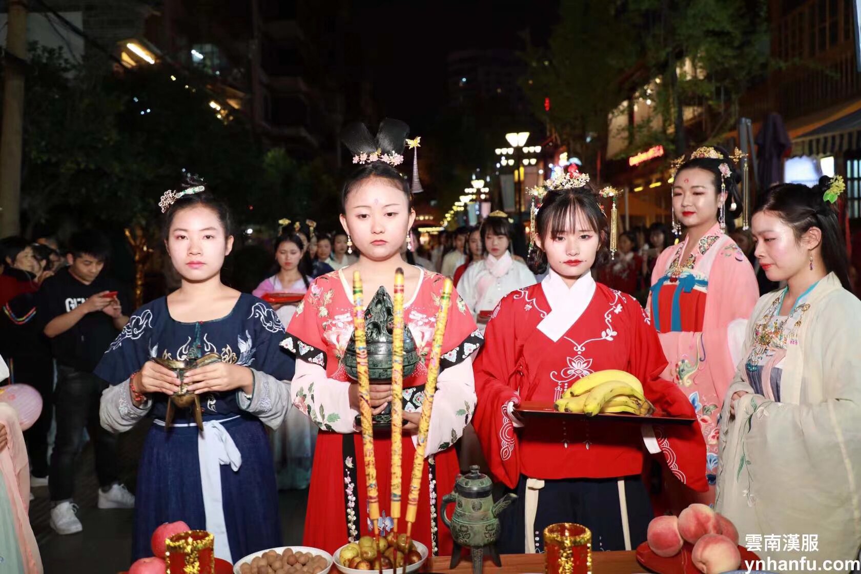 雲南漢服中秋文化節 9月21日晚19点 南强街 内容 祭月仪式 文艺演出 汉服集市 汉服巡演 要参加的宝宝 自己扫码入群