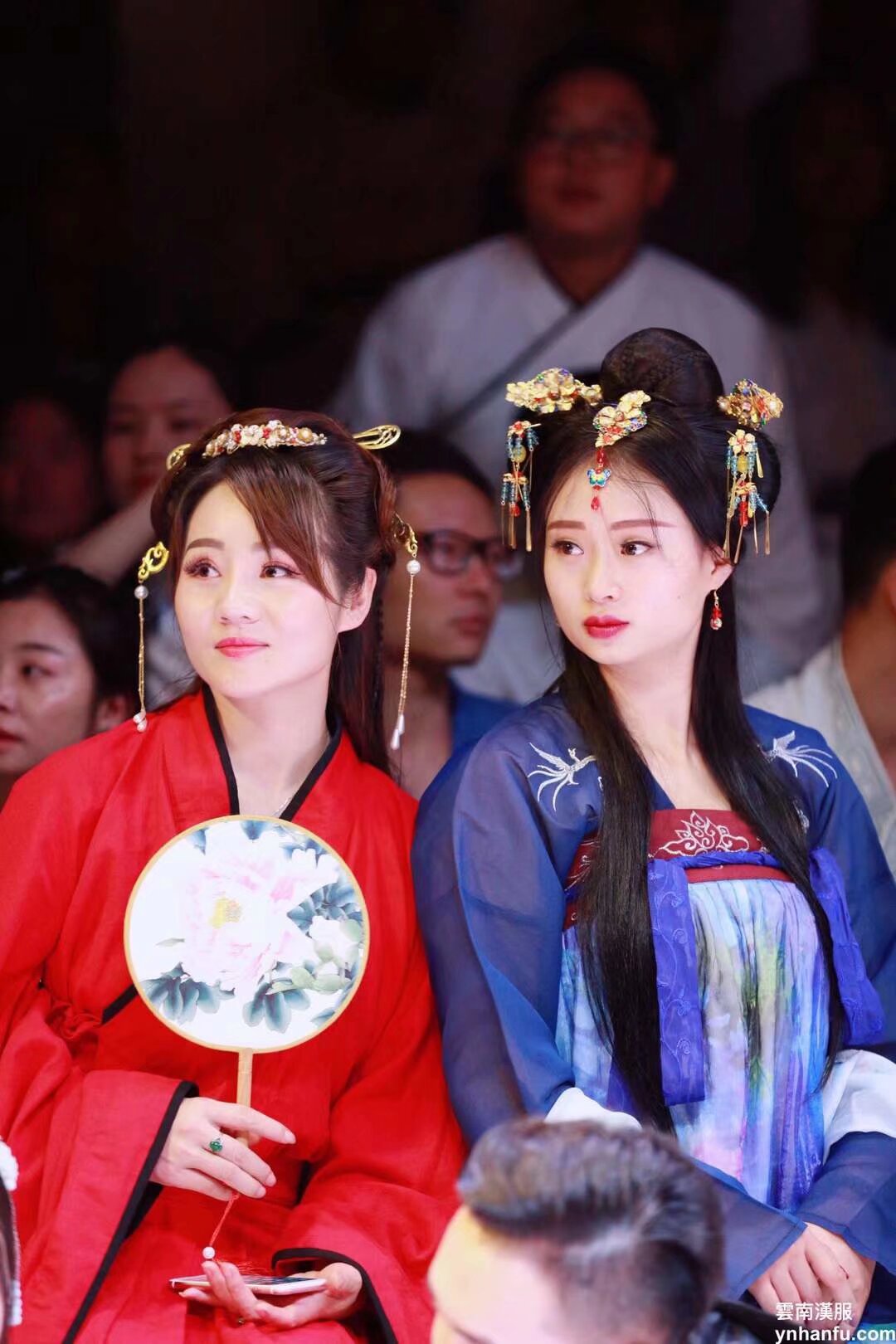 雲南漢服中秋文化節 9月21日晚19点 南强街 内容 祭月仪式 文艺演出 汉服集市 汉服巡演 要参加的宝宝 自己扫码入群