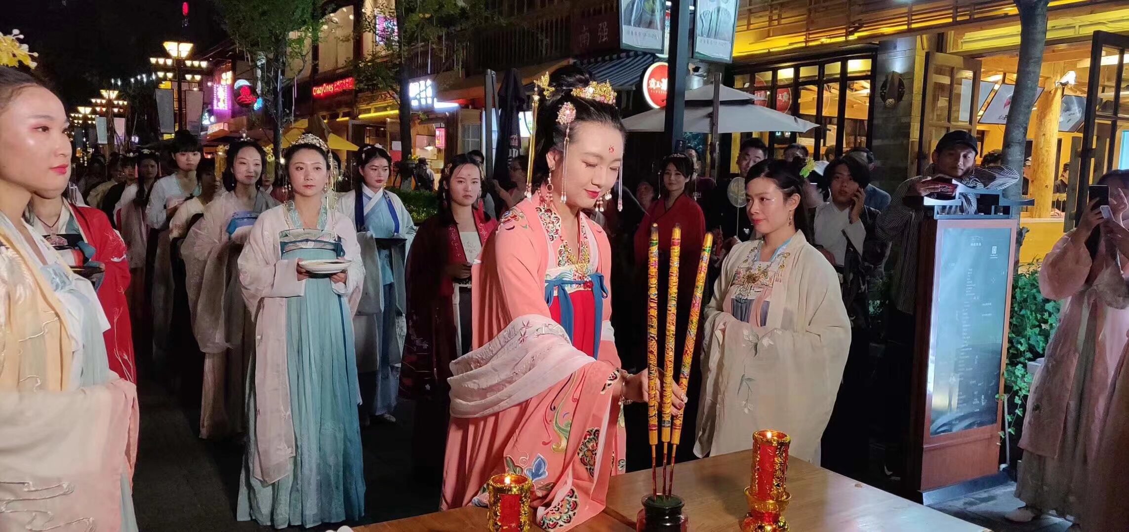 雲南漢服中秋文化節 9月21日晚19点 南强街 内容 祭月仪式 文艺演出 汉服集市 汉服巡演 要参加的宝宝 自己扫码入群