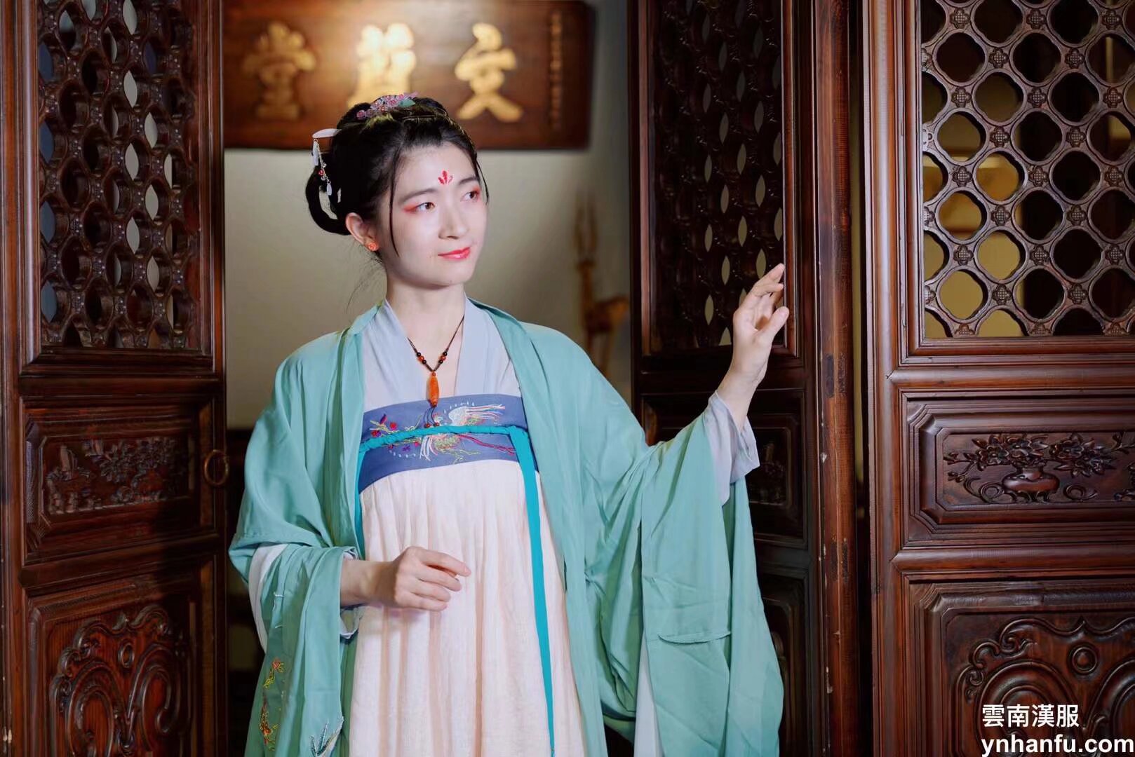 雲南漢服中秋文化節 9月21日晚19点 南强街 内容 祭月仪式 文艺演出 汉服集市 汉服巡演 要参加的宝宝 自己扫码入群