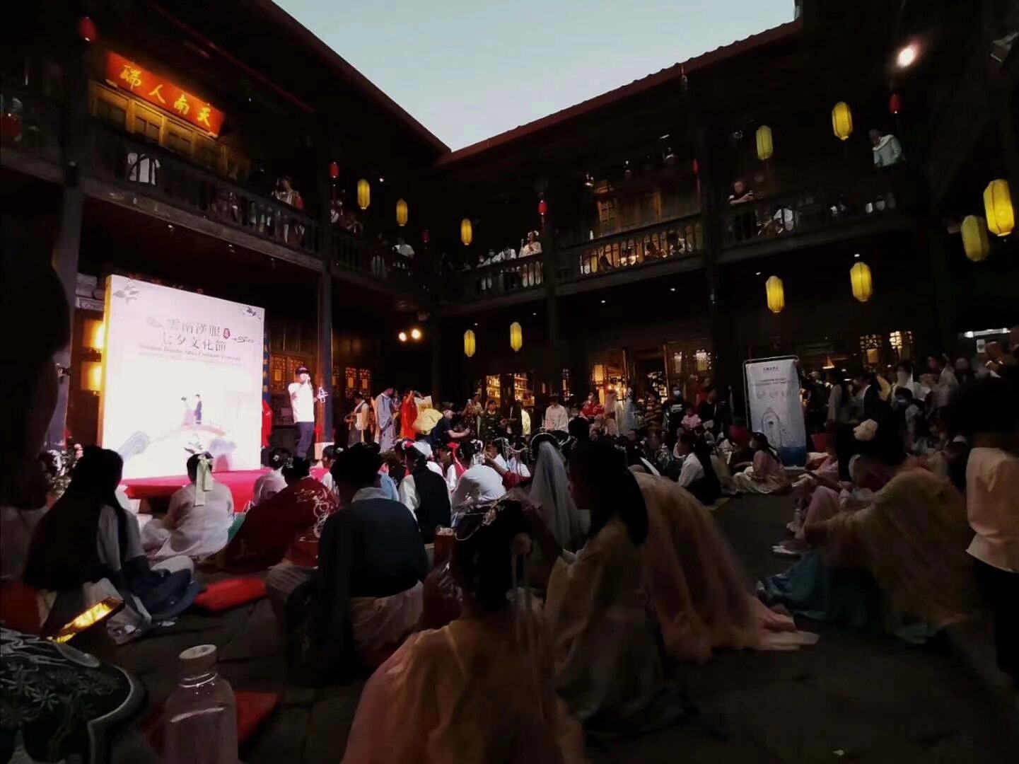 雲南漢服 七夕漢服活動 8月14日 融創文旅城 全程户外自由活動 内容：汉服免费撸猫 拉红线 （单身狗今年最后的机会）斗巧会 祭祀织女 传统扎染 游园 游船 下午2市中心坐大巴[em]e400950[/em] 报名扫码入群 名额有限 对外只有19个名额 活动全公益 免费