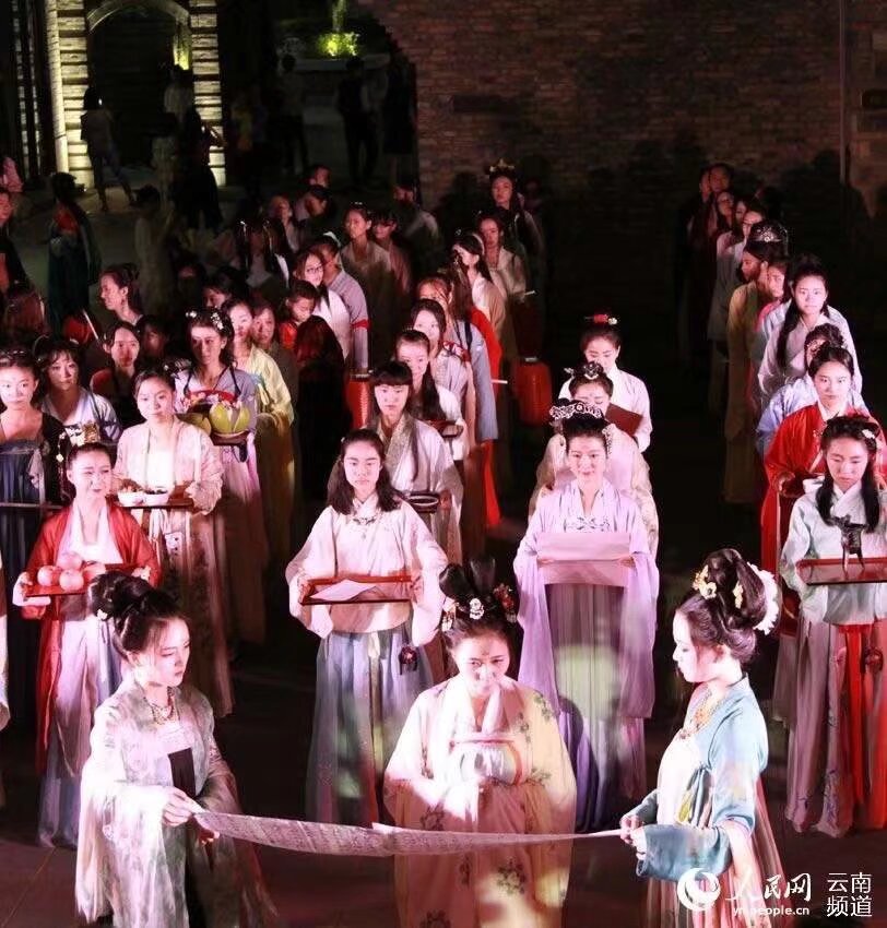 雲南漢服 七夕漢服活動 8月14日 融創文旅城 全程户外自由活動 内容：汉服免费撸猫 拉红线 （单身狗今年最后的机会）斗巧会 祭祀织女 传统扎染 游园 游船 下午2市中心坐大巴[em]e400950[/em] 报名扫码入群 名额有限 对外只有19个名额 活动全公益 免费