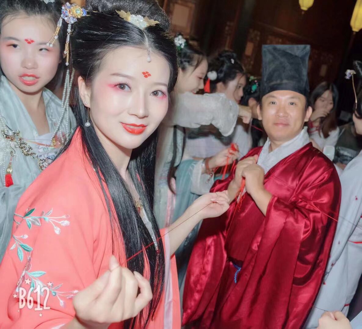 雲南漢服 七夕漢服活動 8月14日 融創文旅城 全程户外自由活動 内容：汉服免费撸猫 拉红线 （单身狗今年最后的机会）斗巧会 祭祀织女 传统扎染 游园 游船 下午2市中心坐大巴[em]e400950[/em] 报名扫码入群 名额有限 对外只有19个名额 活动全公益 免费